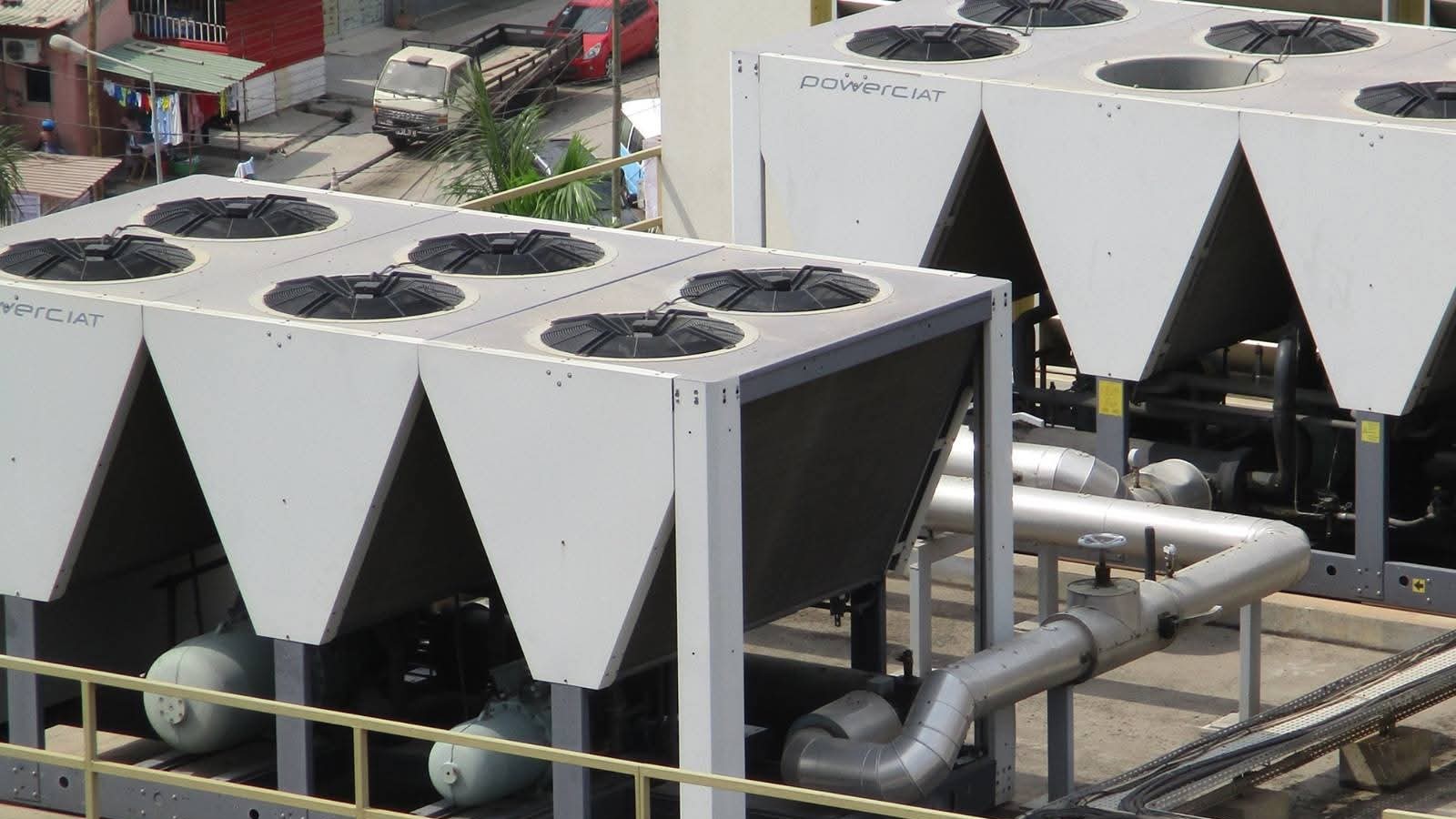 Equipamentos de climatização em cobertura de hotel em Luanda